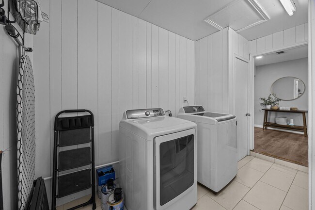 Building Photo - 2227 Greenbrier Dr
