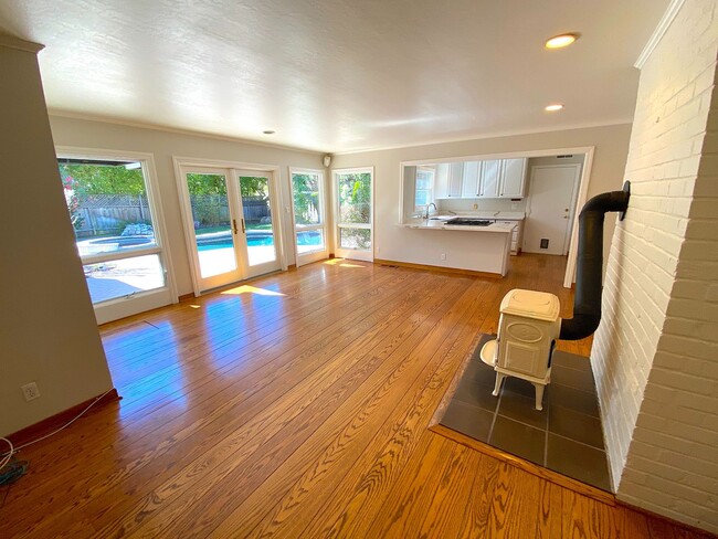 Building Photo - Beautiful 3 Bed + 2 Bath Los Altos Home - ...