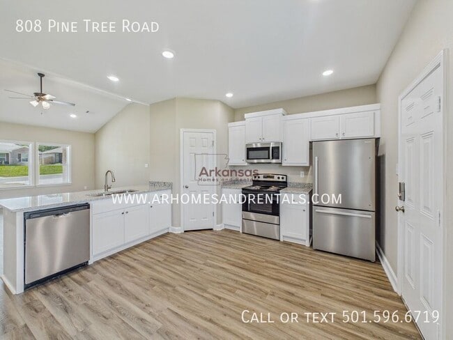 Building Photo - 808 Pine Tree Rd