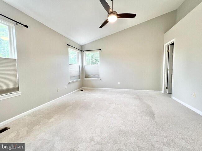 Building Photo - 6400 Warren Point Ct