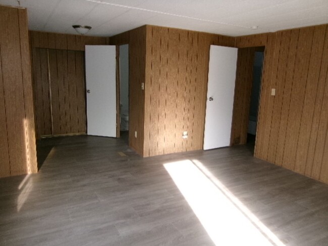 Building Photo - Large 1700 SF 3 bed 2 bath home