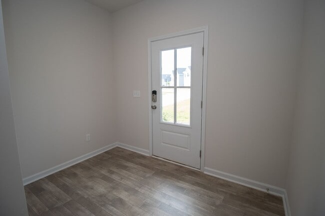 Building Photo - Spacious 4-Bedroom Home - Convenient to Fo...