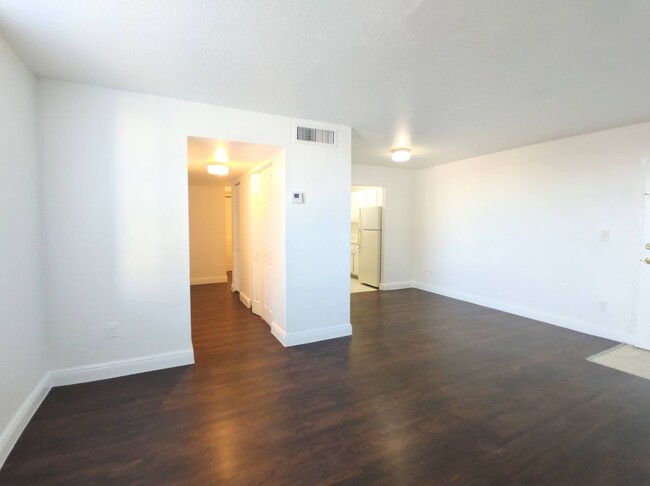 Building Photo - Gorgeous and Spacious 2/1 Unit in Hialeah