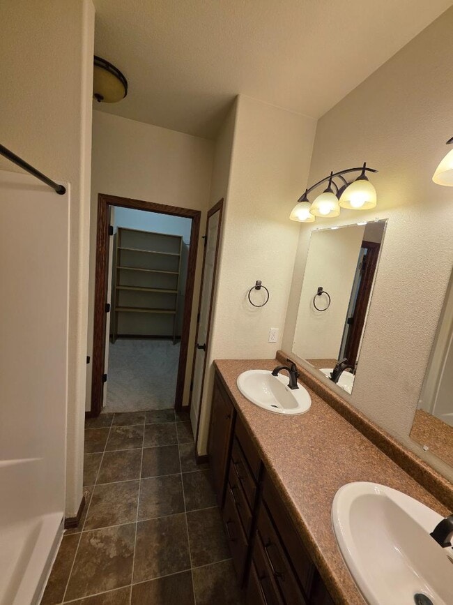 Building Photo - 1628 Valley Dr