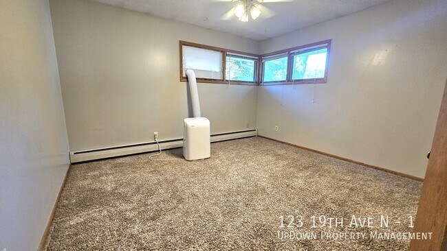 Building Photo - 123 19th Ave N