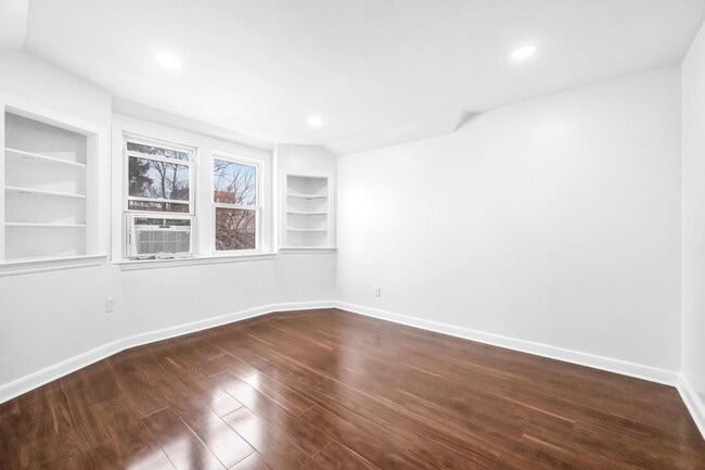 Building Photo - 284 MacArthur Ave