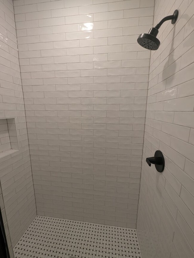 Building Photo - Newly renovated, modern apartment in historic Covington