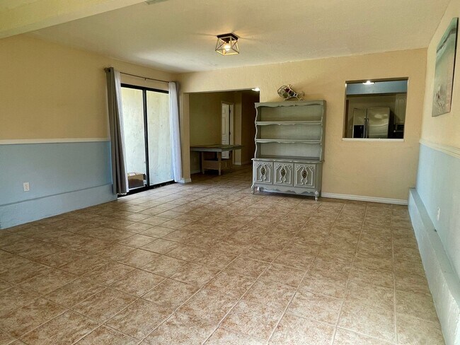 Building Photo - Charming 3-Bedroom Home for Rent in Prime ...