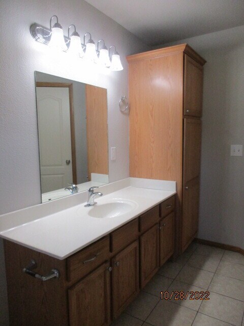 Master Bathroom - 2306 W Oak Park Pl