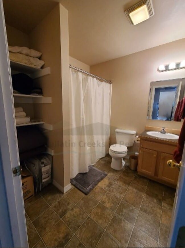 Building Photo - 3 Bedroom 2 Bathroom Home