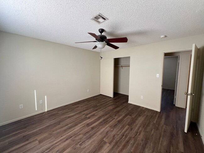 Building Photo - 3 BED 2 BATH IN TRAIL ESTATES!