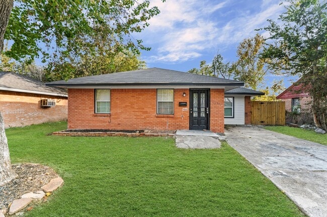 Building Photo - 3034 Akard St