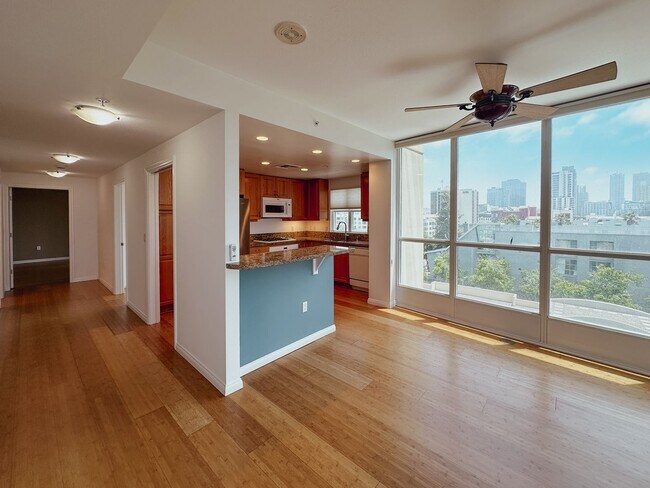 Building Photo - Modern 2 Bed, 2 Bath Condo in the Heart of...