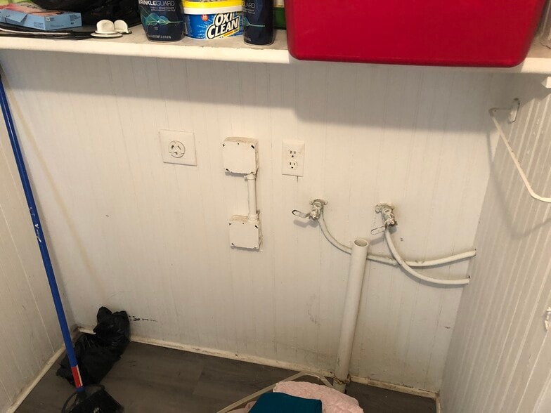 Laundry Room - 212 N McKown Ave