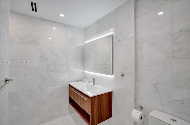 Building Photo - 3 Island Ave