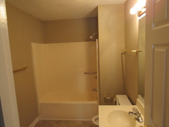 Building Photo - Charming 2-Bed, 2-Bath Townhouse in NW Kno...