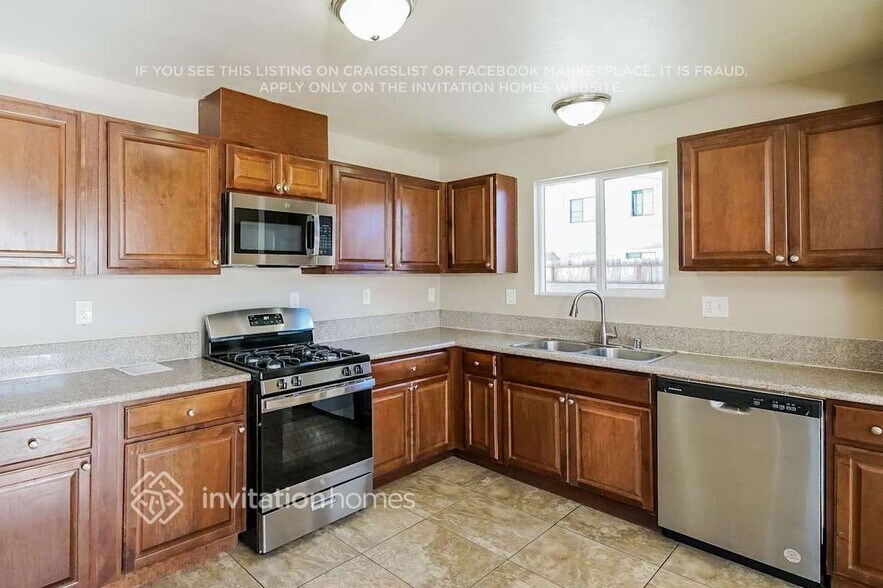 Building Photo - 754 N Kenmore Ave