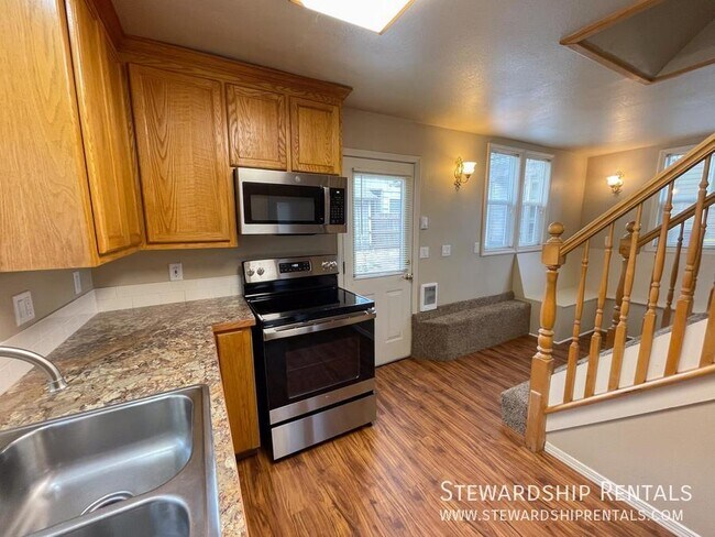 Building Photo - 1472 E 19th Ave