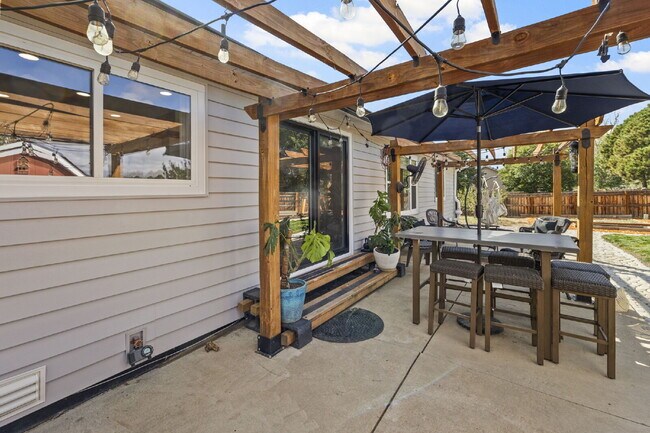 Building Photo - Modern Comfort Meets Charm – Beautifully U...