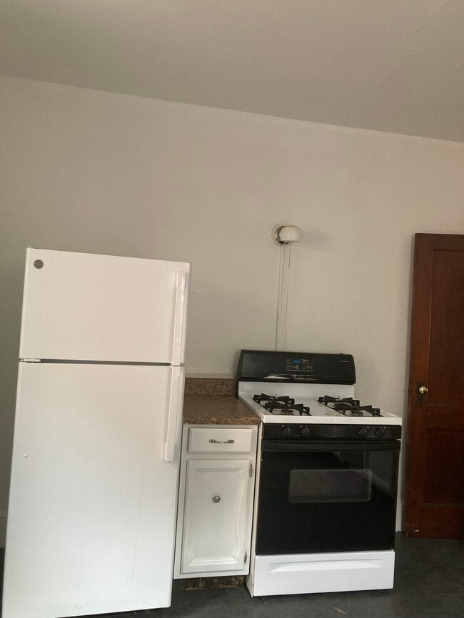 Stove and Fridge - 1533 Overington St