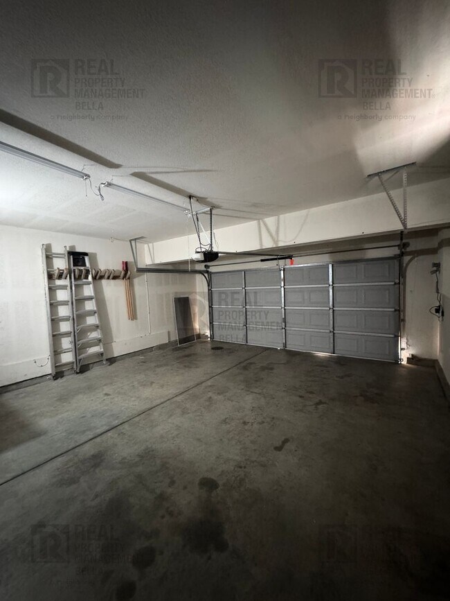 Building Photo - 4-Bedroom Home with Desirable Downstairs Bedroom & Full Bath