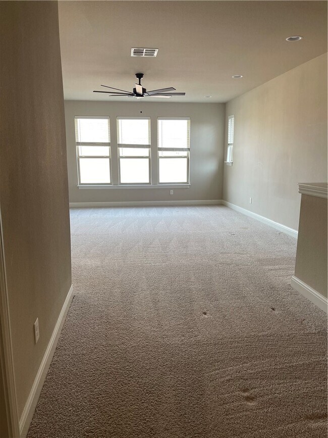 Building Photo - 1506 SW Edinburgh Ave