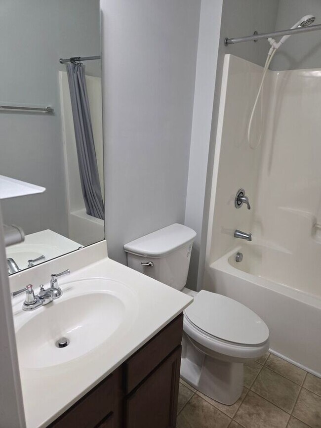 Building Photo - Beautiful 3 bedroom available