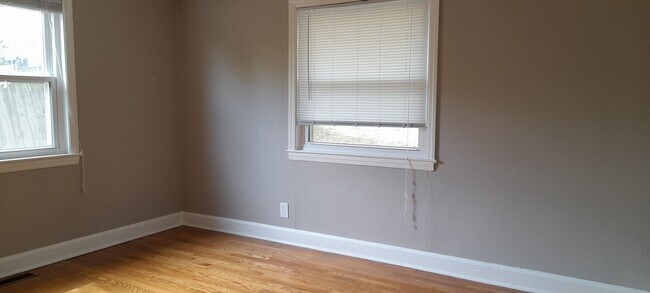 Building Photo - Comin in December - 3 bedroom 2 bath home in the desirable Belvoir Area in Chattanooga