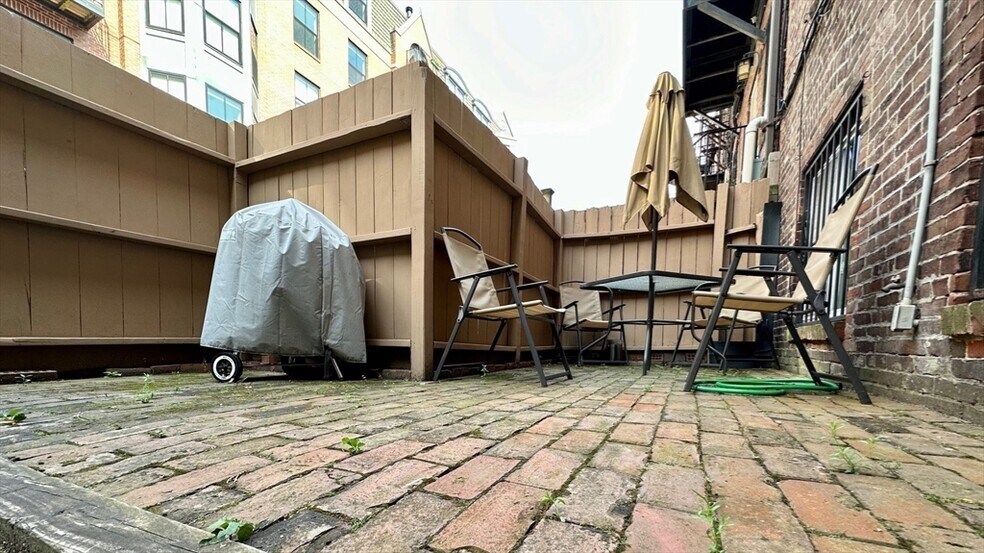 Building Photo - 12 Follen St