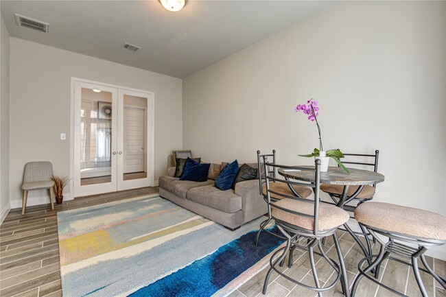 Building Photo - 1930 Creekwood Cv