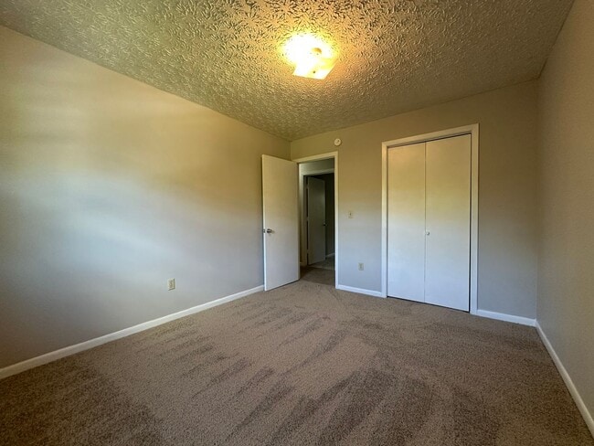 Building Photo - 2 Bedrooms 1.5 baths Townhouse, Kingsport TN