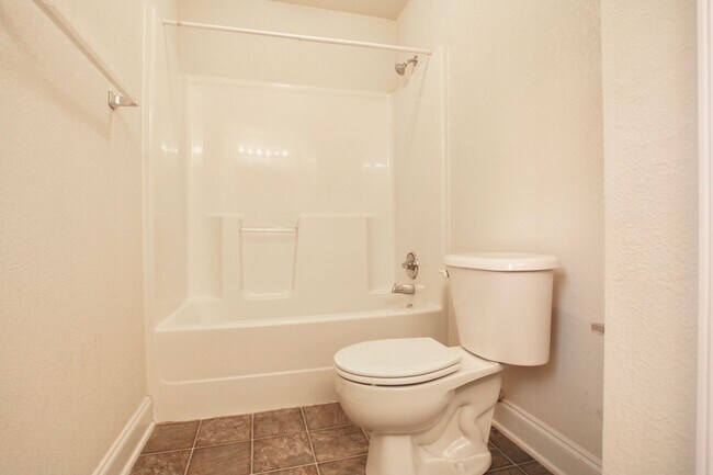 Building Photo - 807 W Longleaf Dr