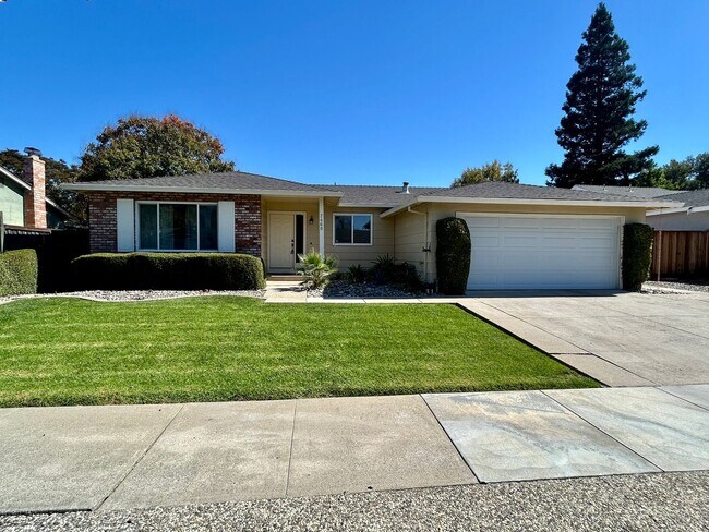 Building Photo - Beautiful Home in Great Neighborhood! Avai...