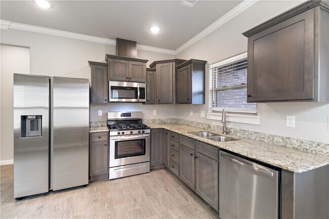 Building Photo - 402 Barbet Dr