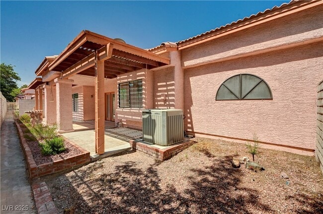 Building Photo - 618 Cervantes Dr