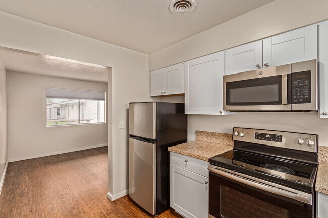 Building Photo - 1 Bed | 1 Bath -  Courtyard Style Unit