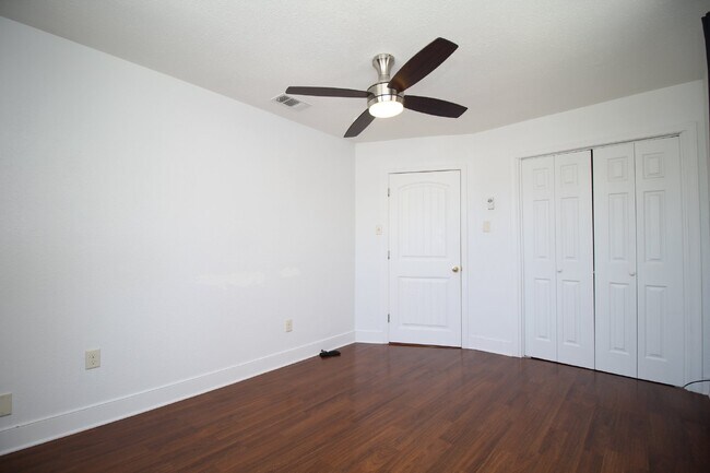Building Photo - Northeast Pensacola 2BR/1BA Upstairs Unit ...