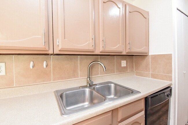 Building Photo - 6806 Gettysburg Dr