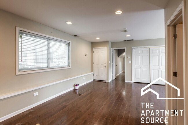 Building Photo - 1530 N Greenview Ave