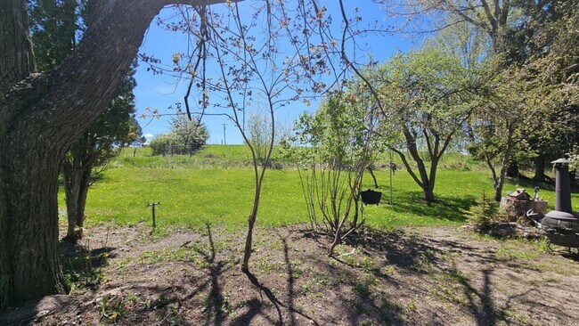 Building Photo - Losleben- House with large yard fully furnished Available Nov 1st - May 31st