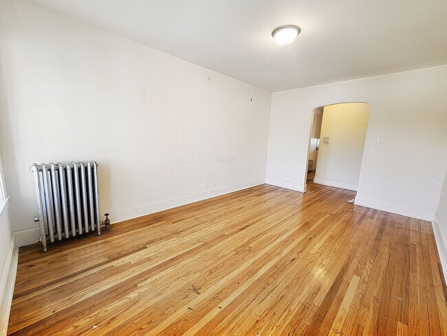Building Photo - Spacious Renovated Top Floor 2bed/1bath In West Rogers Park