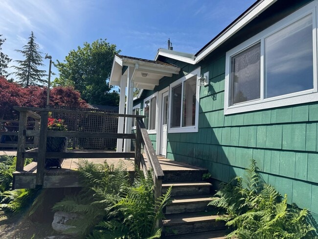 Building Photo - enchanting one bedroom beach cottage available now.....