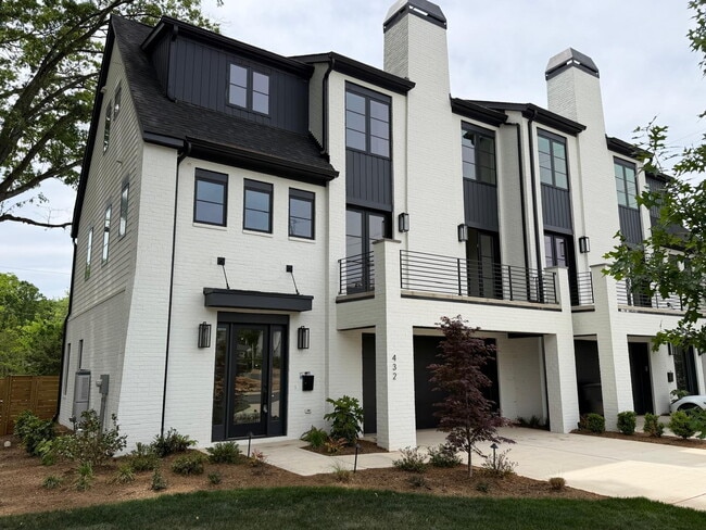 Building Photo - "Spacious and Elegant 4-Bedroom Home on Dover Avenue with 3.5 Baths and Nearly 3000 Sq Ft of Livi...