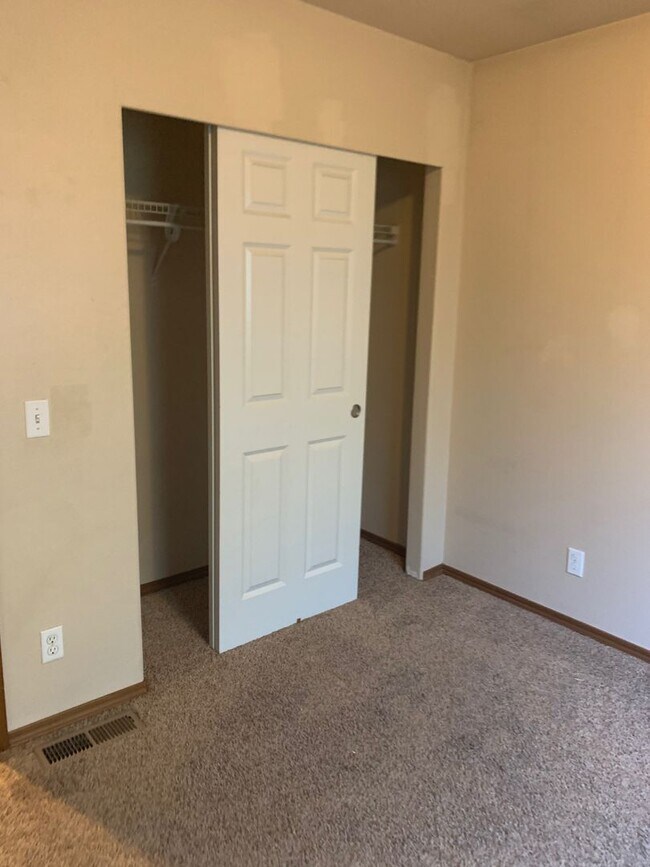 Building Photo - 4 Bedroom 2 Bathroom Rambler with Garage a...