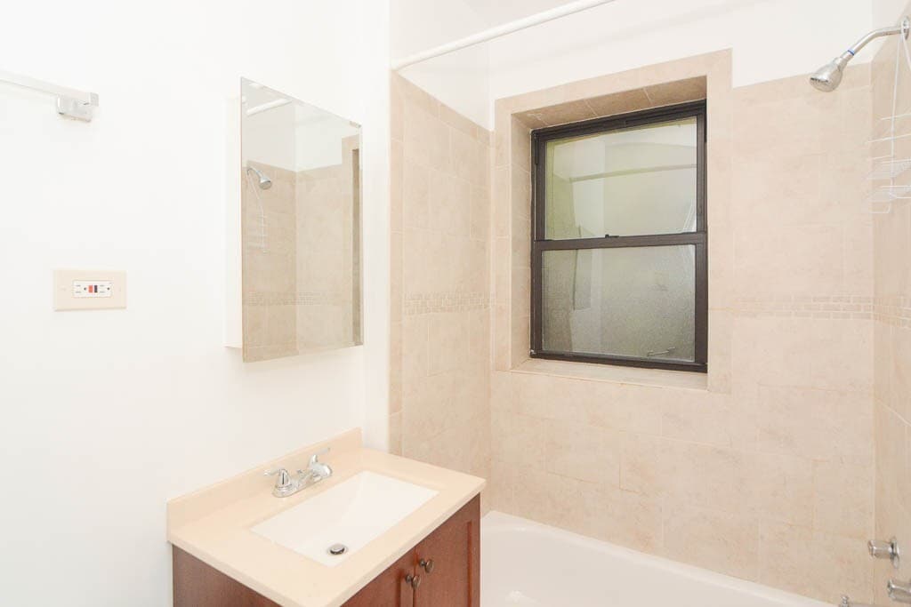 Building Photo - 1352 N Dearborn St