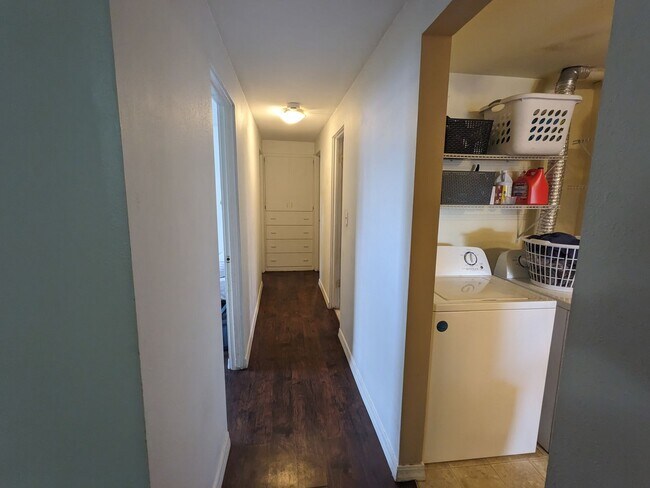 Building Photo - Cherry St Duplex