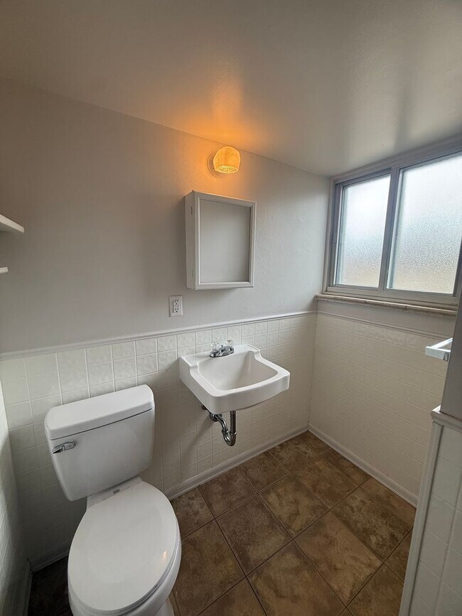 Building Photo - $0 DEPOSIT OPTION, CHARMING 3 BED 2 BATH TRADITIONAL HOME!! HUGE YARD, STEPS FROM PEORIA STATION