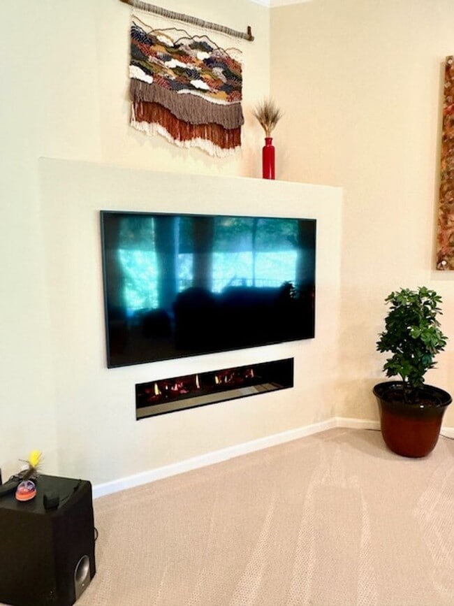 Building Photo - Springfield Home with a View - MUST BE 55 YEARS OF AGE