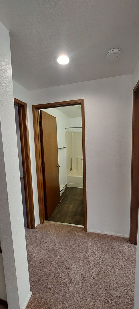 Building Photo - Bright 2 Bedroom Apartment