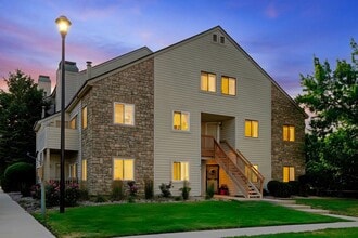 Building Photo - Spacious 3BR/3BA Condo w/ Loft & Vaulted Ceilings!